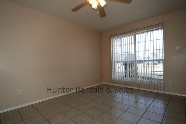 Building Photo - 2 Bedroom Townhome Ready For You!