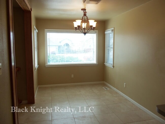Building Photo - 470 E Scenic Dr