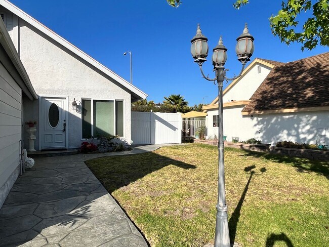 Building Photo - One story home 3 bedrooms, 2 baths