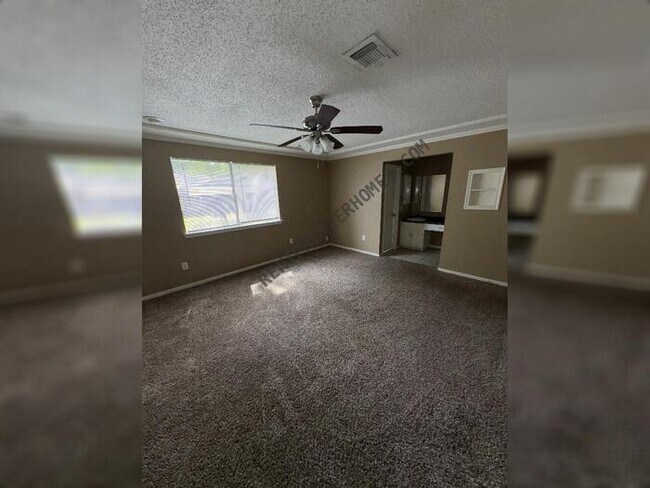 Foto del edificio - 17323 Glenhew Rd