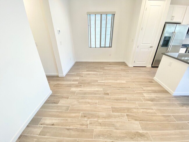 Foto del edificio - STUNNING LIKE NEW SINGLE-FAMILY HOME 3 BEDROOM / 2.5 BATHROOMS, WITH 2 CAR GARAGE!!