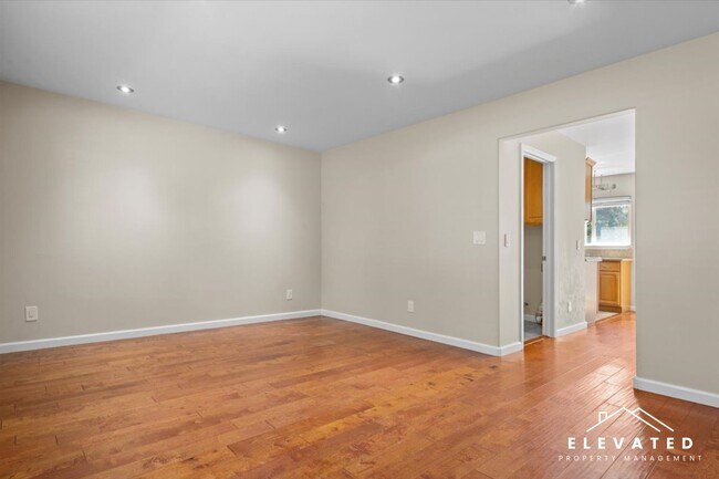 Building Photo - 303 Algiers Ct