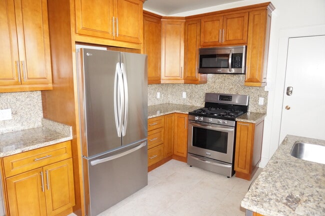 Apt # 302 kitchen - 1740 Washington St