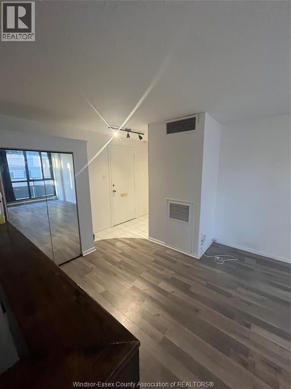 Building Photo - 111 Riverside Dr E