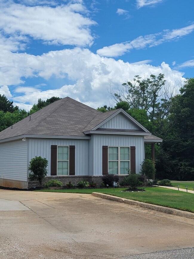 Building Photo - Beautiful Home Low Maintenance- Available ...