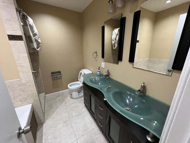 Baño - 7300 Franklin Ave
