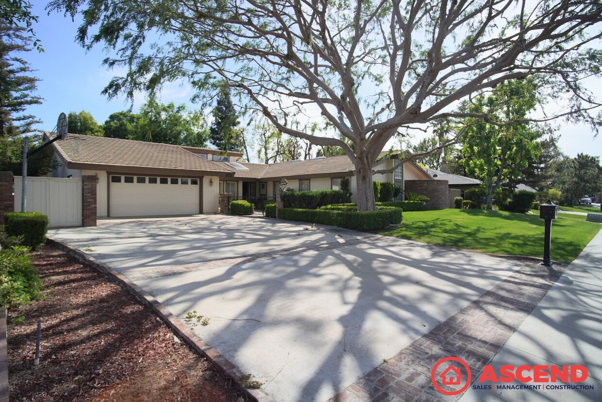 Primary Photo - Stunning Home Off Ming Ave and Gosford Rd!