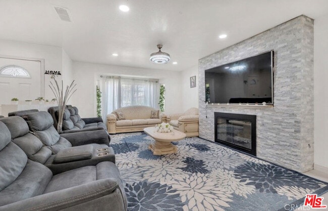 Foto del edificio - 7701 Baird Ave