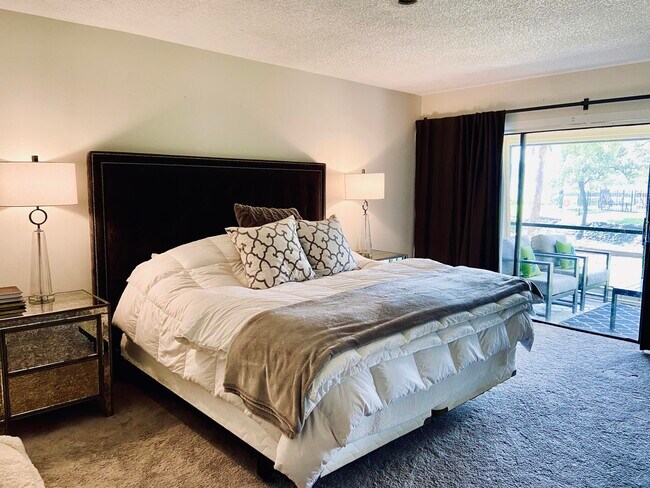 Foto del edificio - 1618-1612 12 Oaks Way