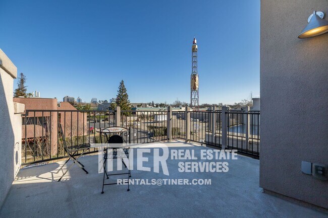 Building Photo - Pristine Condo with Rooftop Deck Located i...