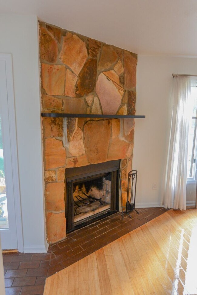 Foto del edificio - 2/1.5 Updated Townhome off Monroe near Midtown