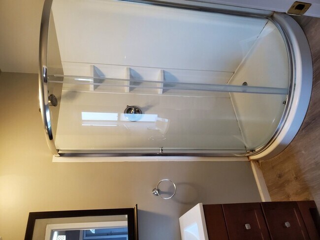 Building Photo - 496 Edwards Ave