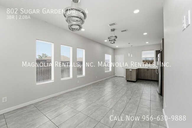 Building Photo - 802 Sugar Gdn Dr