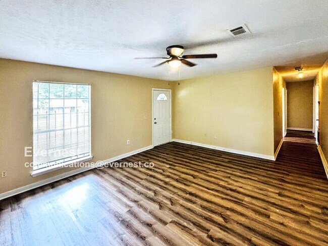 Foto del edificio - Charming 3-Bedroom Home with Comfort and C...