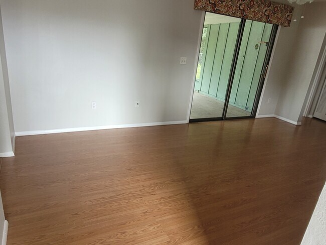 Building Photo - 1104 Beatrice St