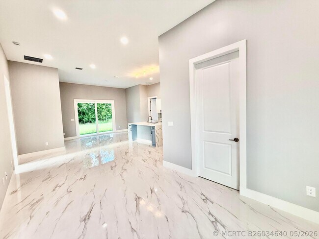 Foto del edificio - 675 NE Moss Rose Pl
