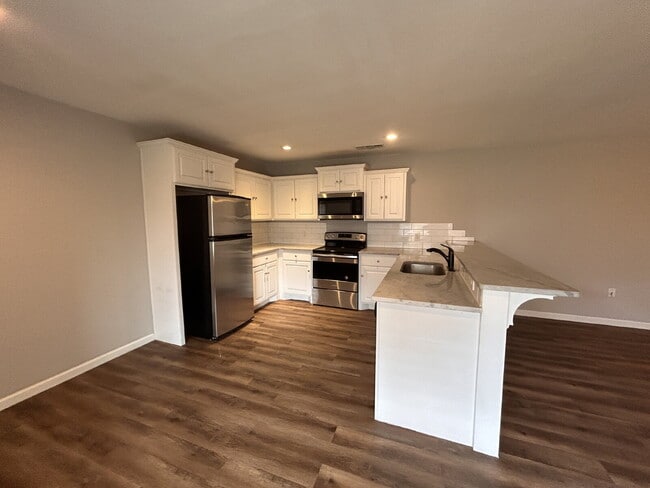 Building Photo - Beautiful Duplex!