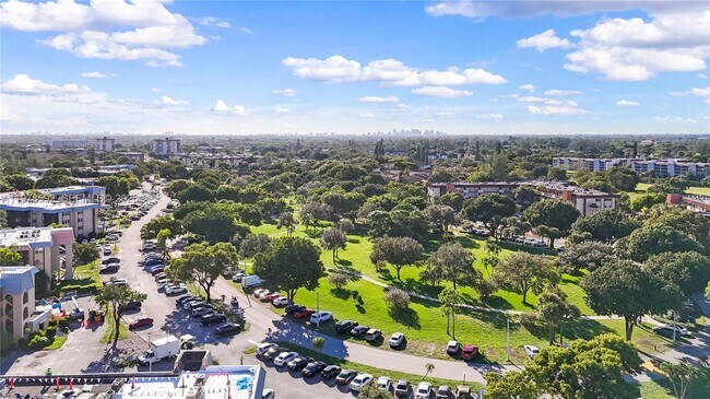 Foto del edificio - 6301 N Falls Cir Dr