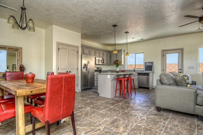 Building Photo - Creekside Townhome!