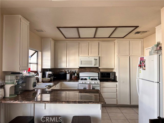 Building Photo - 547 W Ave Q 10