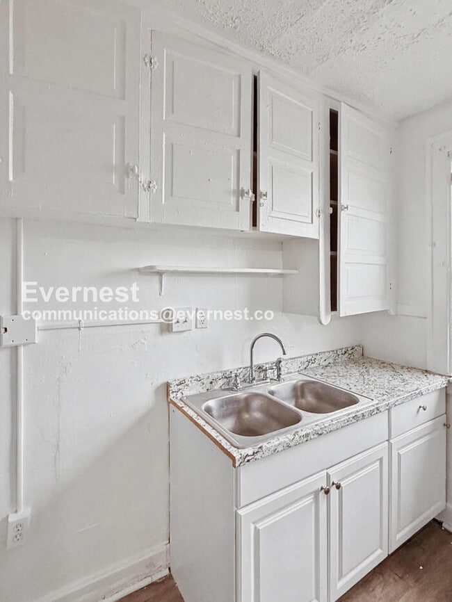 Building Photo - 9351 Woodside St