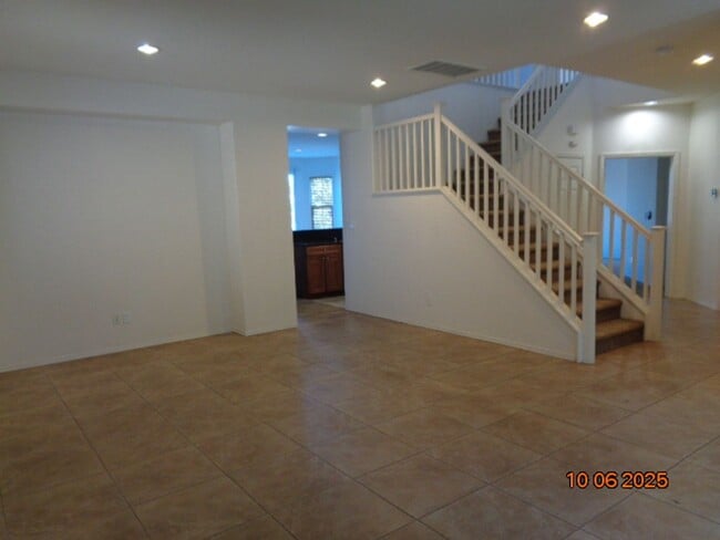 Foto del edificio - Large 2 Story Offering 3419 sq. ft. and 5 ...