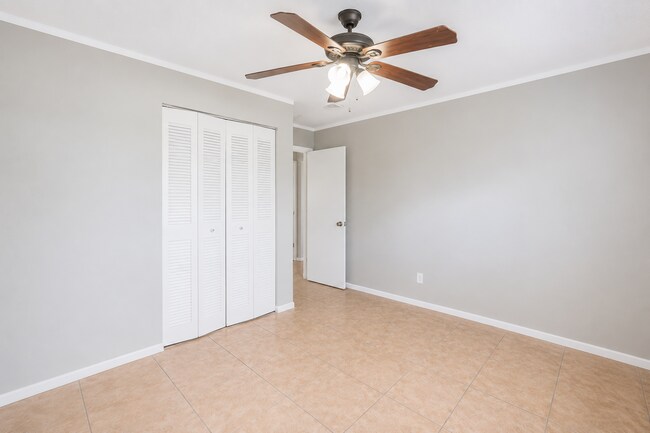 Foto del edificio - 1218 Giller Ave