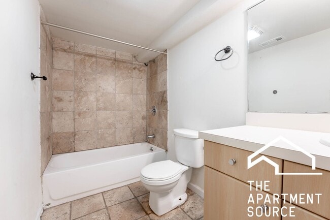 Building Photo - HUGE 4BR/2BA Duplex Close to Blue Line