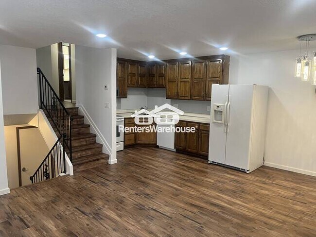 Foto del edificio - Cozy 3 Bed, 2 Bath Townhome with Fireplace & Tuck-Under 2-Car Garage—Comfort Meets Convenience!