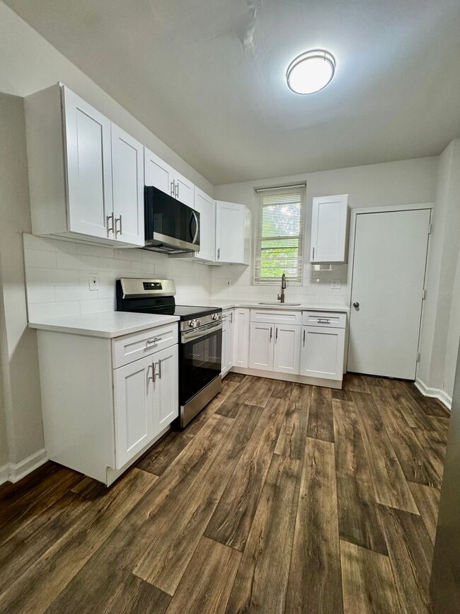 Building Photo - Spacious 3-Bedroom Home with Modern Amenit...