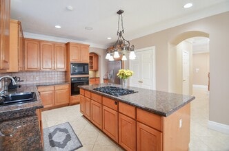 Building Photo - 5835 Stratford Gardens Dr