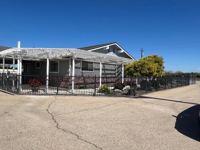 Building Photo - Beautiful Country Home For Rent