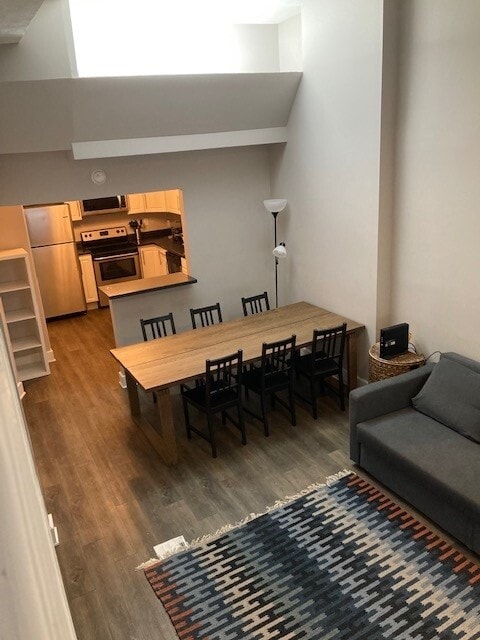 Building Photo - 309 W Charles St