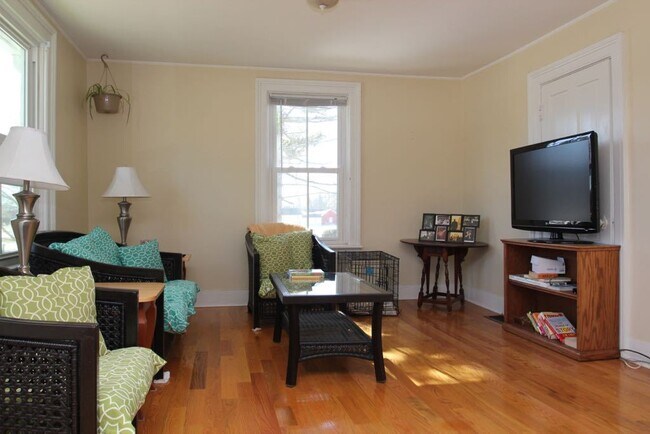 Building Photo - Spacious Renovated Colonial on The Lebanon...