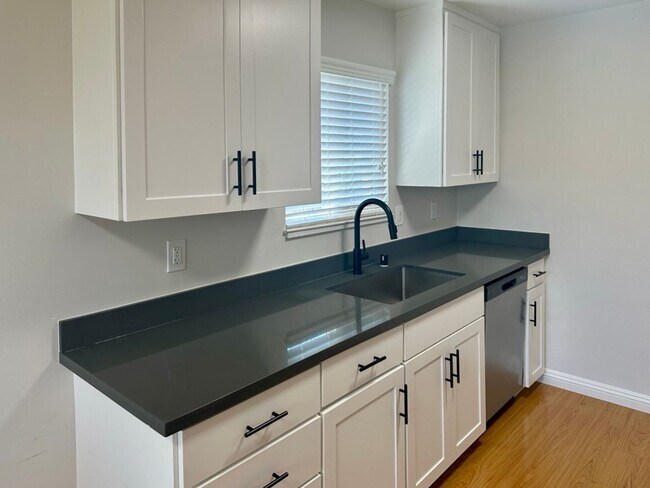 Foto del edificio - Spacious 2 Bedroom a Bath Upstairs Apartme...