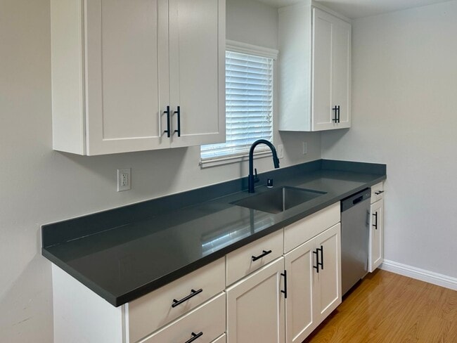 Building Photo - Spacious 2 Bedroom a Bath Upstairs Apartme...