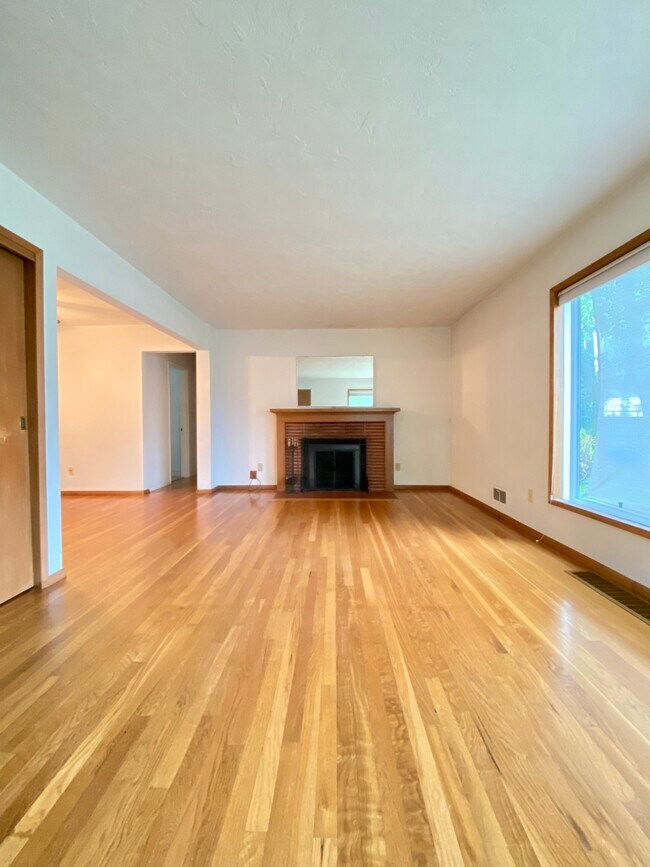 Living room w/fireplace - 7316 N Princeton St
