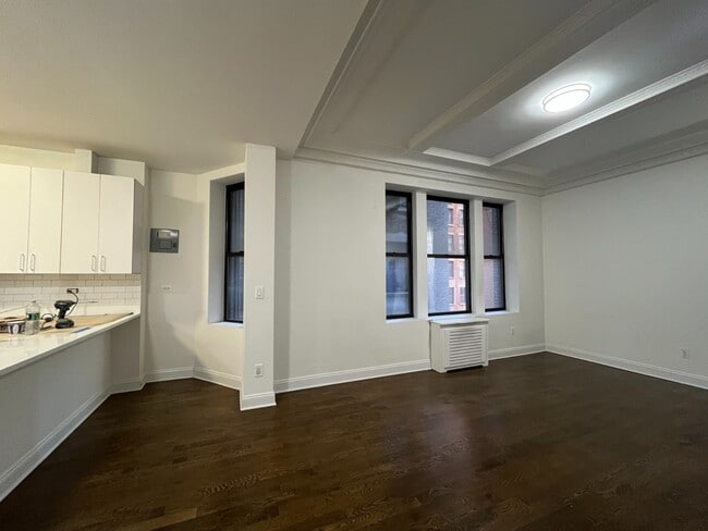 Building Photo - 200 W 58th St