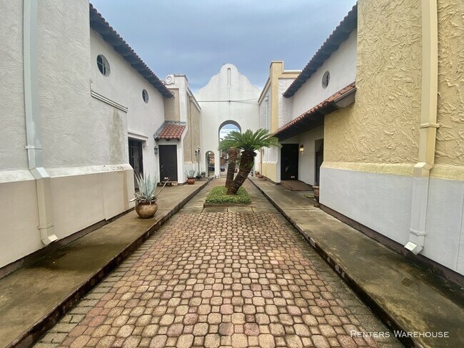 Foto del edificio - 2744 Briarhurst Dr