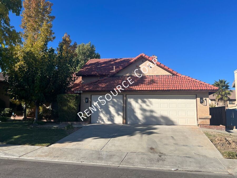 Foto principal - 4 Bedroom Home For Rent in West Palmdale