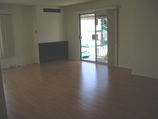 Building Photo - 117 Catamaran St