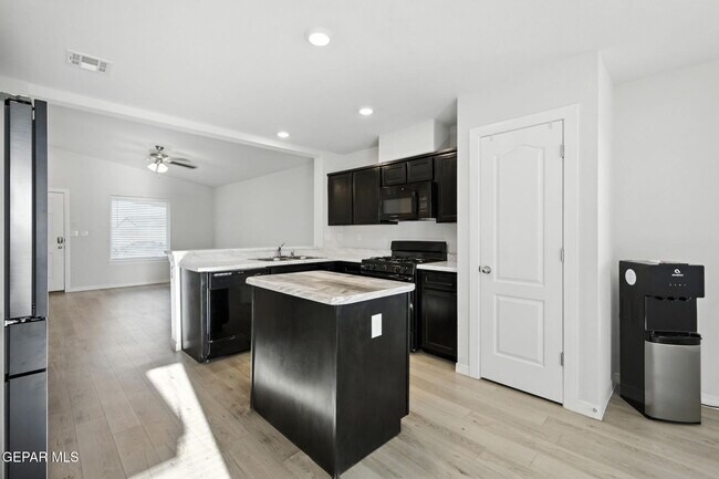 Building Photo - 1033 Candelilla St
