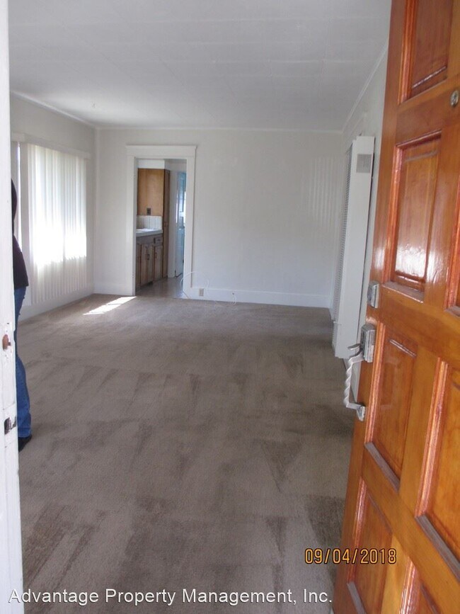 Building Photo - 2 br, 1 bath House - 309 E. El Camino