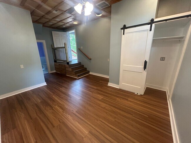 Foto del edificio - Serene 3BR Ranch with Spacious Yard & Updated Interiors