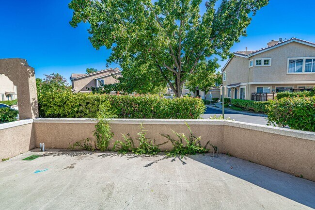 Building Photo - 4 Bedroom Oaklane Townhome in Santa Clarita!