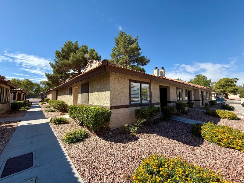 Foto principal - 3375 E Tompkins Ave