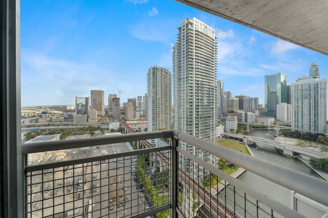 Building Photo - 690 SW 1st Ct