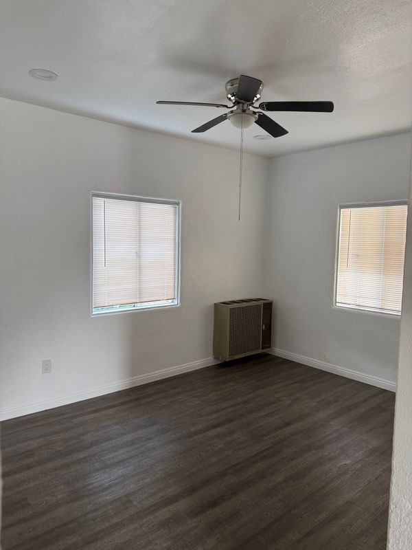 Building Photo - 910 S Marengo Ave