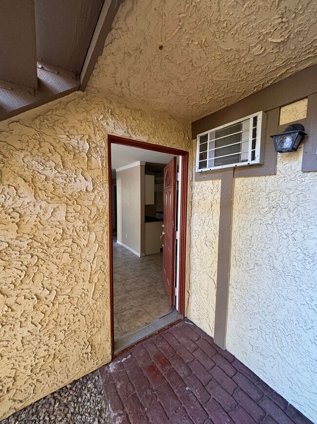 Building Photo - 2 BEDROOMS 2 BATHROOMS APARTMENT