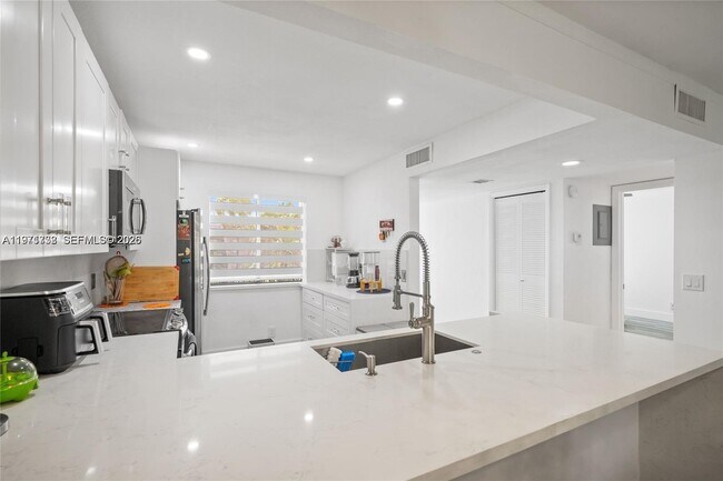 Foto del edificio - 380 Racquet Club Rd